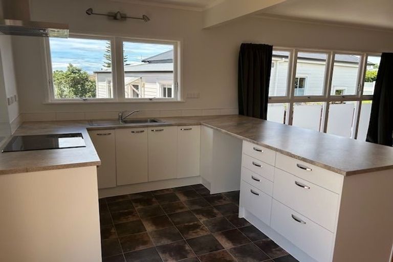 Photo of property in 2/70 Gladstone Road, Northcote, Auckland, 0627