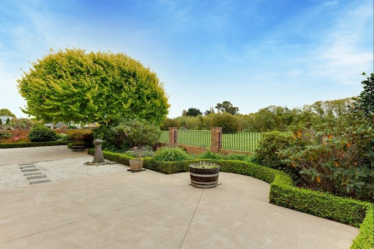 Photo of property in 100 Willowview Drive, Redwood, Christchurch, 8051