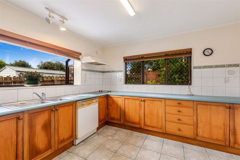 Photo of property in 31 Petrel Place, Massey, Auckland, 0614