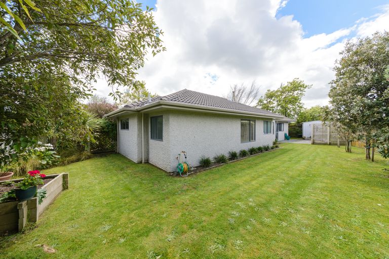 Photo of property in 24 Greenwood Place, Fitzherbert, Palmerston North, 4410