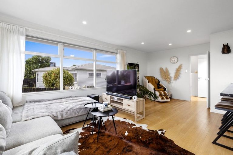 Photo of property in 1/694 East Coast Road, Pinehill, Auckland, 0632