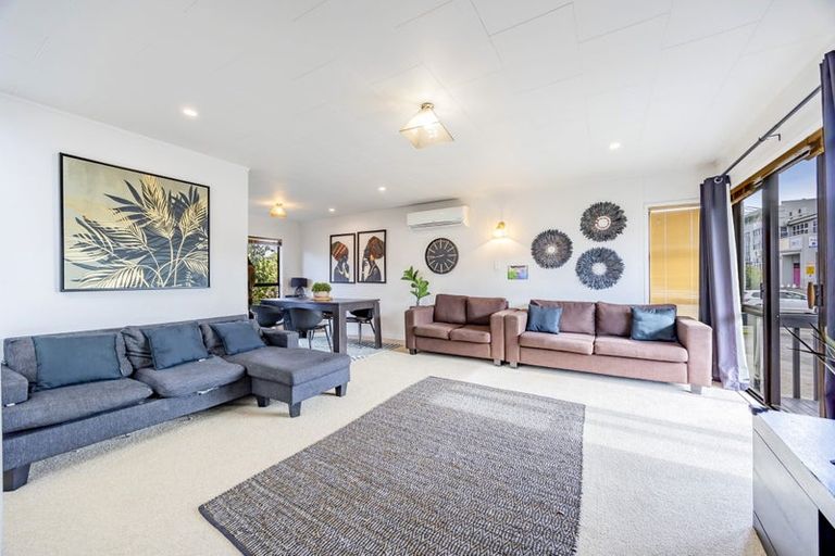 Photo of property in 34 Aviemore Drive, Highland Park, Auckland, 2010