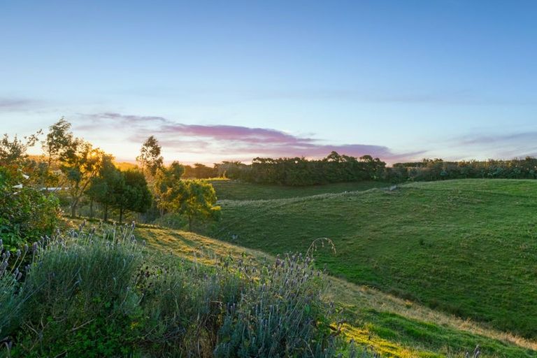 Photo of property in 32 Arthur Road, Paraite, New Plymouth, 4373