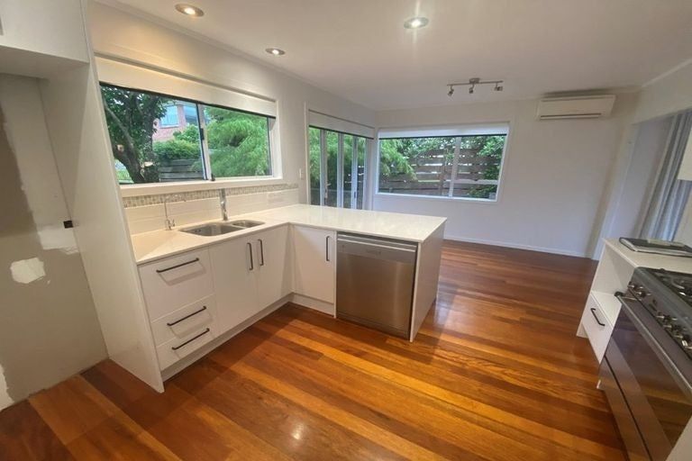 Photo of property in 84 Ravenwood Drive, Forrest Hill, Auckland, 0620