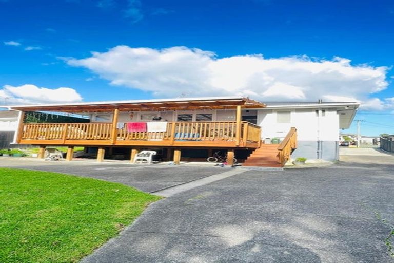 Photo of property in 60 Glen Marine Parade, Glendene, Auckland, 0602