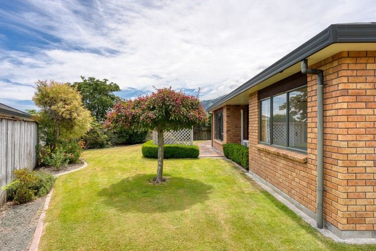 Photo of property in 30 Cranbrook Grove, Waikanae, 5036