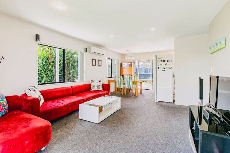 Photo of property in 2 Braeburn Place, Takanini, 2112