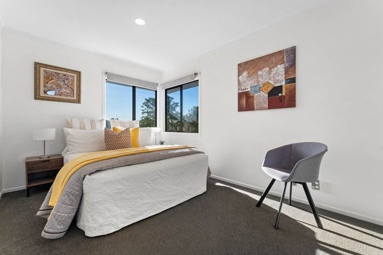 Photo of property in 28 London Street, Te Atatu Peninsula, Auckland, 0610