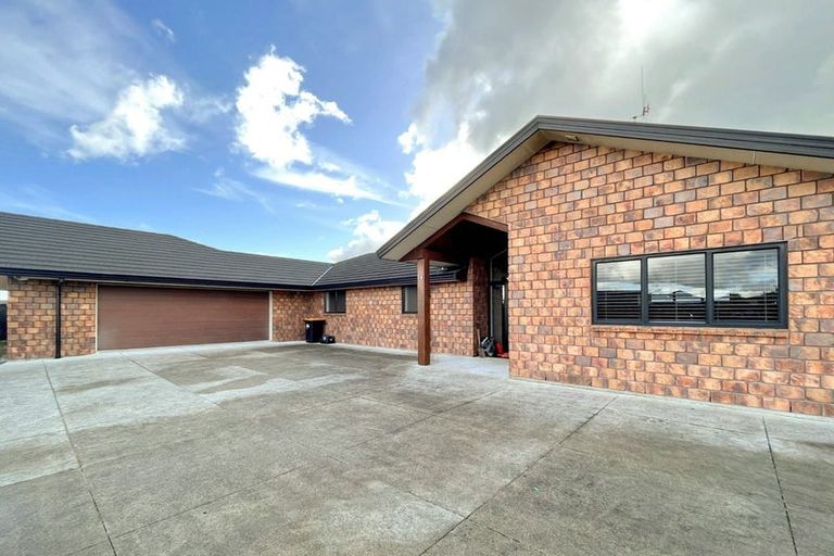 Photo of property in 14 Chestnut Close, Kelvin Grove, Palmerston North, 4414