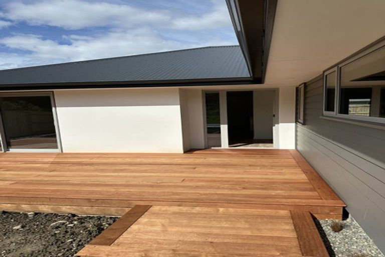 Photo of property in 32 Solitude Crescent, Kelvin Grove, 4414