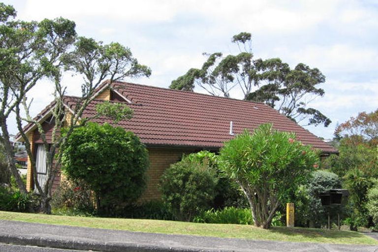 Photo of property in 2/8 Cloverly Crescent, Campbells Bay, Auckland, 0630