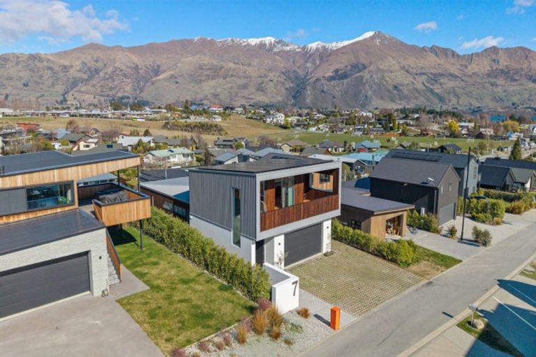 Photo of property in 7 Tuke Lane, Wanaka, 9305