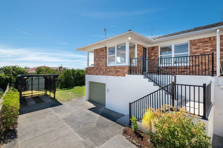 Photo of property in 2/12 Westwell Road, Belmont, Auckland, 0622
