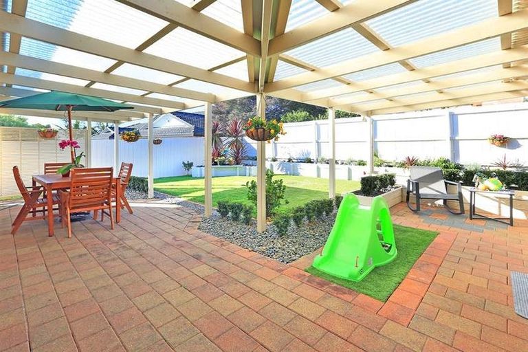 Photo of property in 10 Monivea Place, East Tamaki Heights, Auckland, 2016