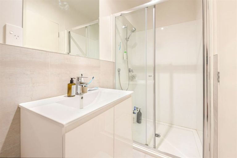 Photo of property in 4f Pinedale Place, Henderson, Auckland, 0610