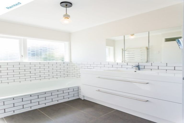 Photo of property in 46 Woodstock Road, Forrest Hill, Auckland, 0620