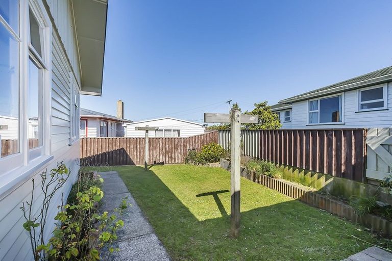 Photo of property in 6 Salford Street, Newlands, Wellington, 6037