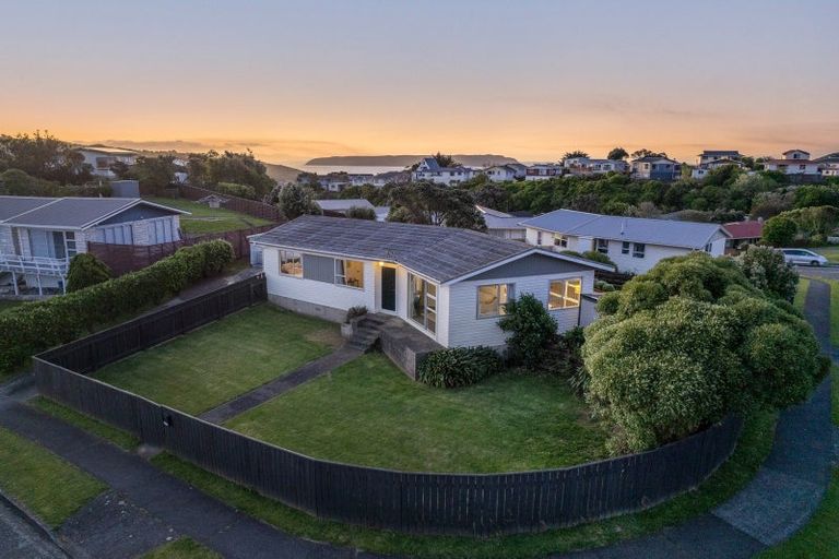 Photo of property in 2 Pennant Grove, Titahi Bay, Porirua, 5022