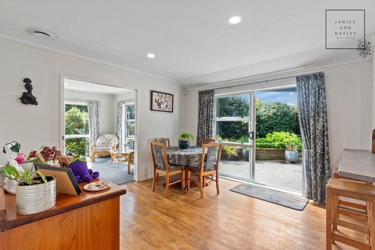 Photo of property in 27 Trossach Place, Wattle Downs, Auckland, 2103