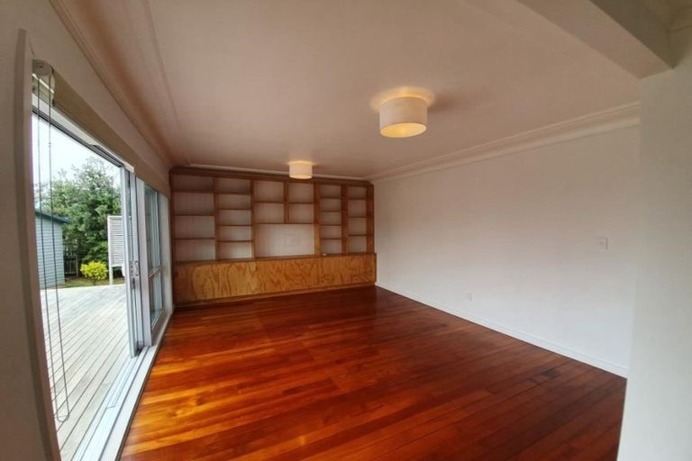 Photo of property in 21 Crispe Road, Clarks Beach, 2122