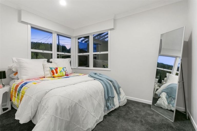 Photo of property in 28 Peter Terrace, Castor Bay, Auckland, 0620