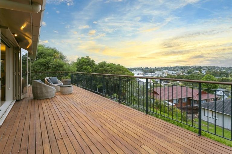 Photo of property in 9a Pendene Place, Forrest Hill, Auckland, 0620