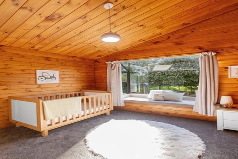 Photo of property in 802 Waitakere Road, Kumeu, 0891