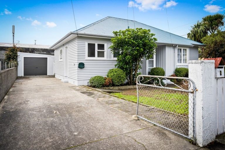 Photo of property in 5 Rumgay Street, Fairfield, Lower Hutt, 5011