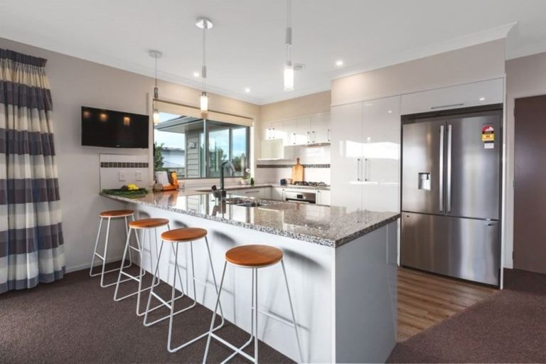 Photo of property in 32 Sumner Terrace, Aotea, Porirua, 5024