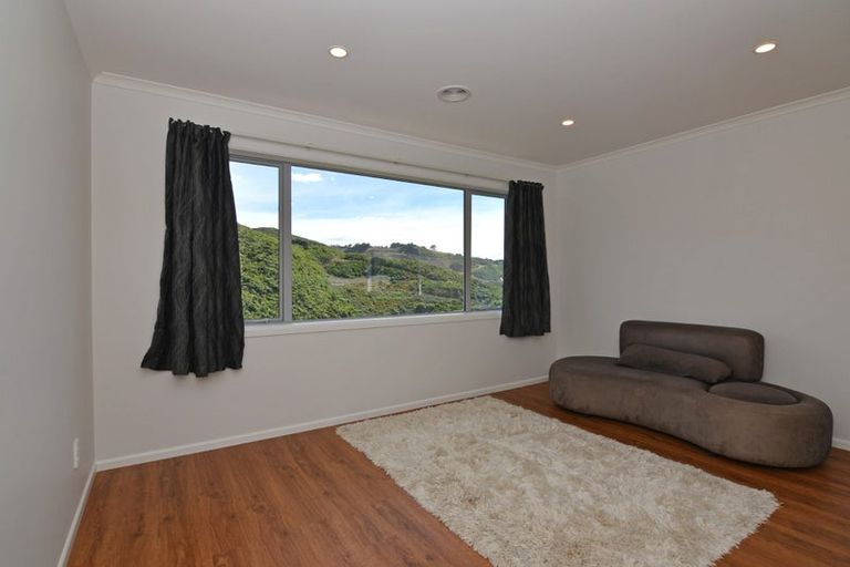 Photo of property in 19 Bendigo Grove, Newlands, Wellington, 6037