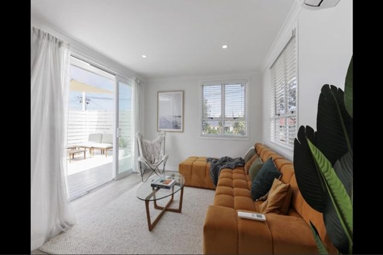 Photo of property in 21 Waione Avenue, Te Atatu Peninsula, Auckland, 0610