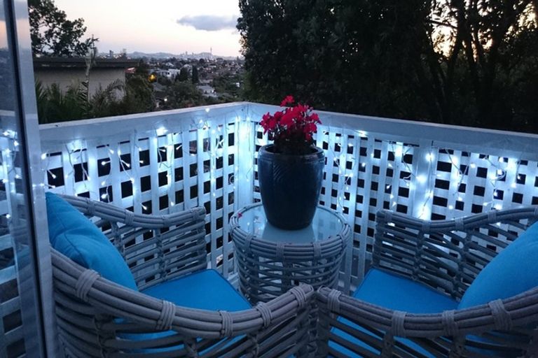 Photo of property in 2/80 Seaview Road, Castor Bay, Auckland, 0620