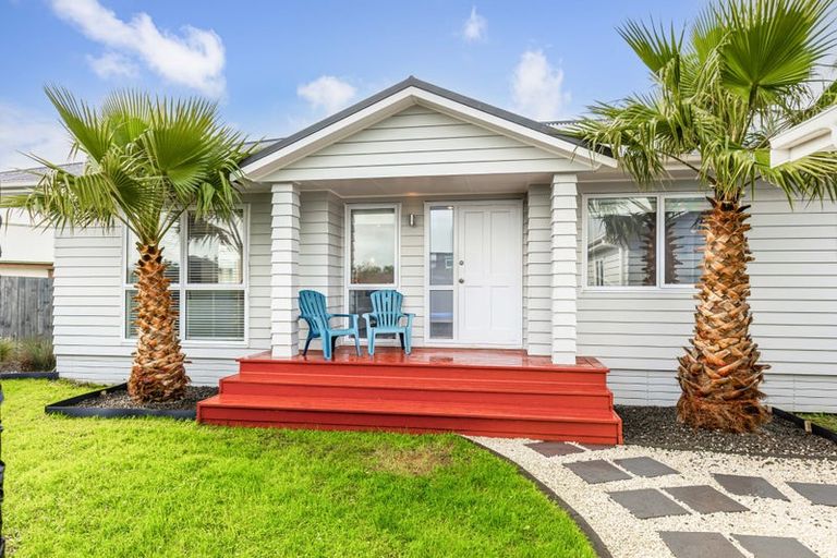 Photo of property in 16 Aitkenhead Court, Parakai, 0830