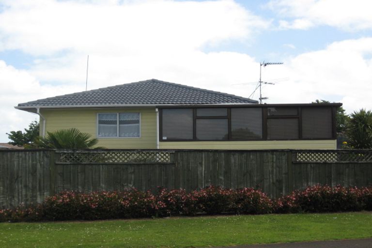 Photo of property in 10 Ngatira Place, Clendon Park, Auckland, 2103