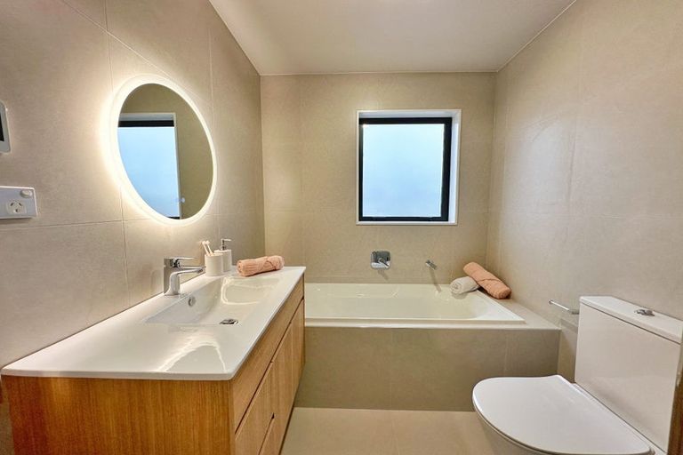 Photo of property in 10d Robert Burke Place, Henderson, Auckland, 0612