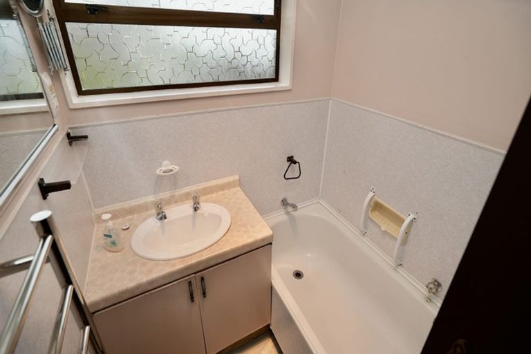 Photo of property in 43a Wikiriwhi Crescent, Awapuni, Palmerston North, 4412