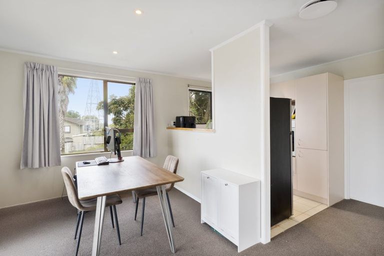 Photo of property in 12 Halloran Place, Massey, Auckland, 0614