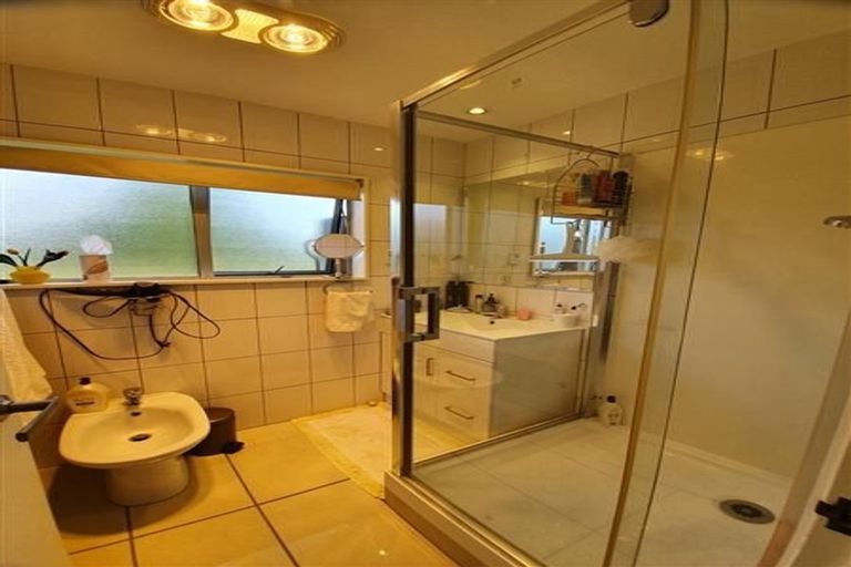 Photo of property in 2/18a Sherwood Avenue, Te Atatu South, Auckland, 0610