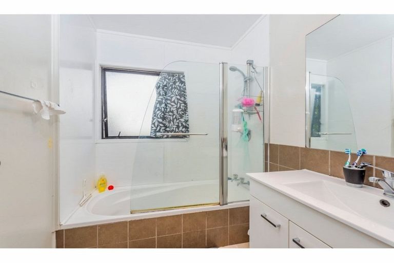 Photo of property in 1b Celmisia Place, Weymouth, Auckland, 2103