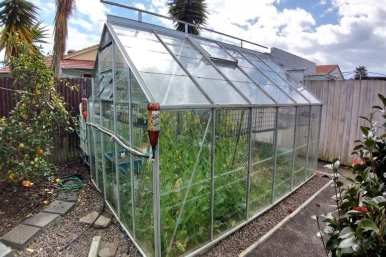 Photo of property in 18 Tupaki Place, Pakuranga Heights, Auckland, 2010