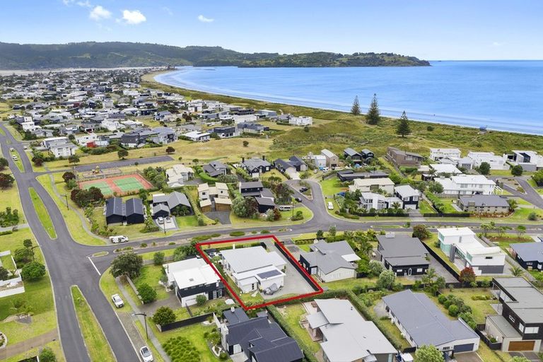 Photo of property in 4 Paraoa Crescent, Omaha, Warkworth, 0986