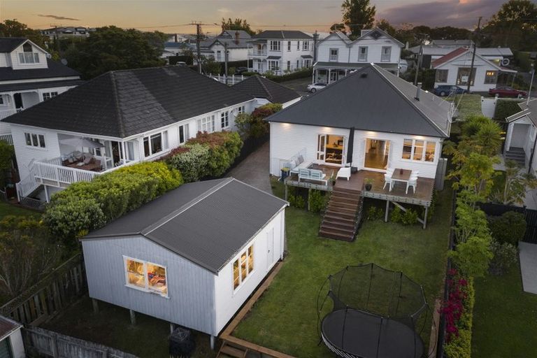 Photo of property in 121 Hinemoa Street, Birkenhead, Auckland, 0626