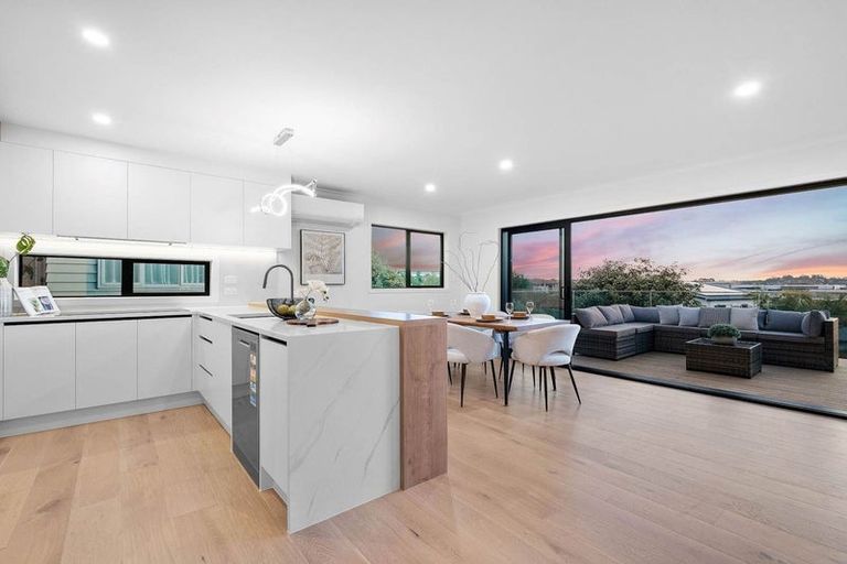 Photo of property in 20 Baulcomb Parade, Windsor Park, Auckland, 0632