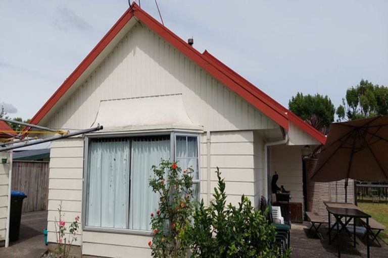 Photo of property in 98 Oakfield Crescent, Pukete, Hamilton, 3200