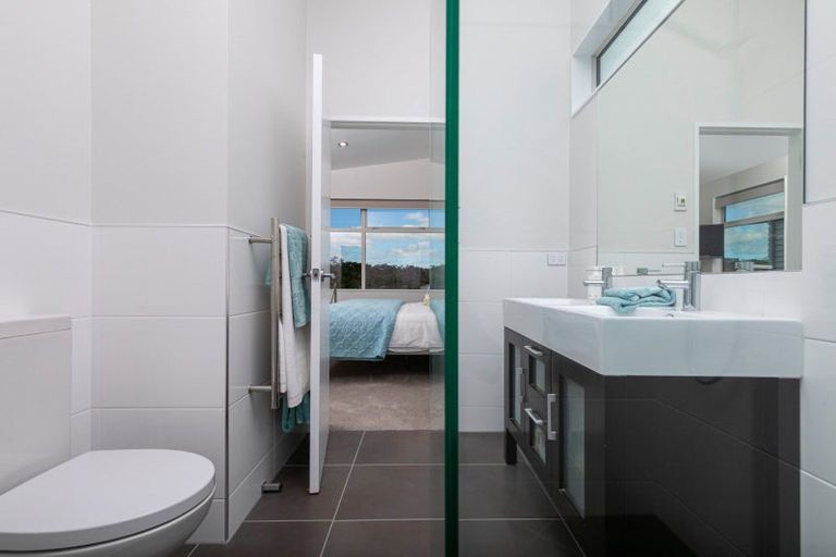 Photo of property in 17a Churchouse Road, Greenhithe, Auckland, 0632