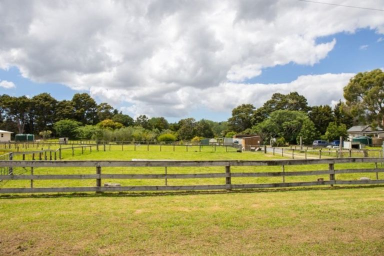 Photo of property in 32 Franklin Road, Paparoa, 0571