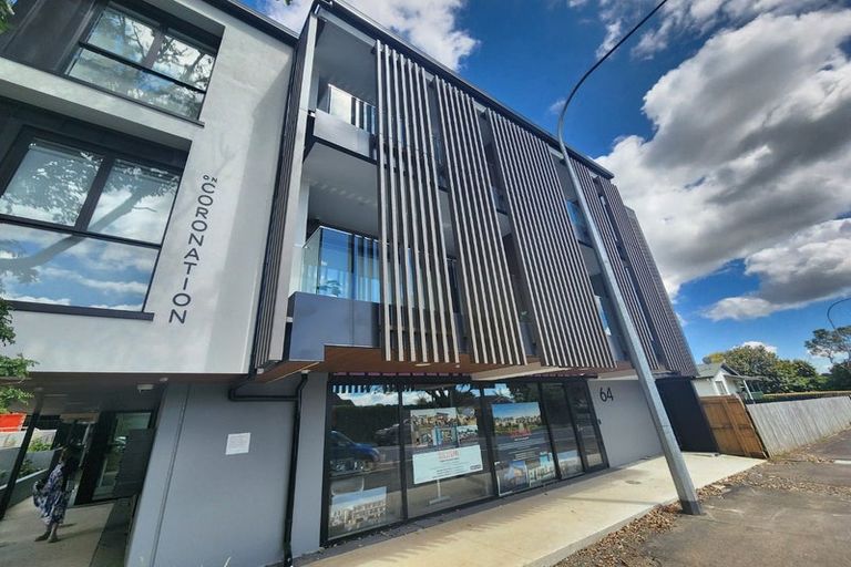 Photo of property in 2/64 Coronation Road, Hillcrest, Auckland, 0627