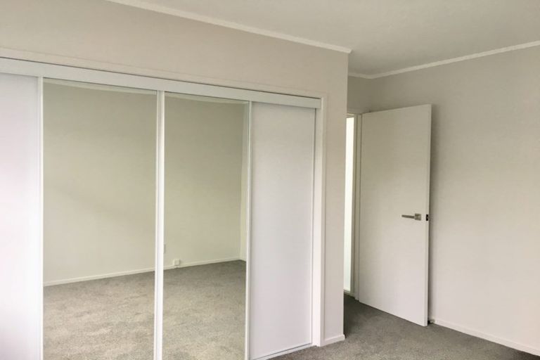 Photo of property in 1/18 Wernham Place, Northcote, Auckland, 0626