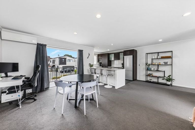 Photo of property in 2/143a Wiseley Road, West Harbour, Auckland, 0618