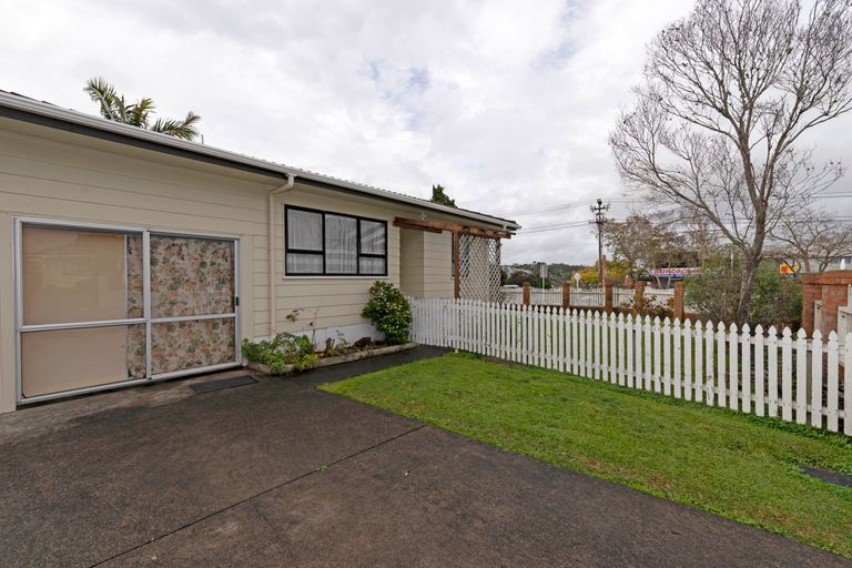 Photo of property in 2/1 Silverstone Place, Henderson, Auckland, 0612